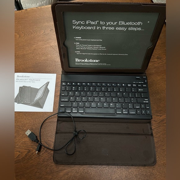 Brookstone Keyboard w/Portfolio Case IPad tablet. Accompanying cord, instruction - Picture 2 of 8